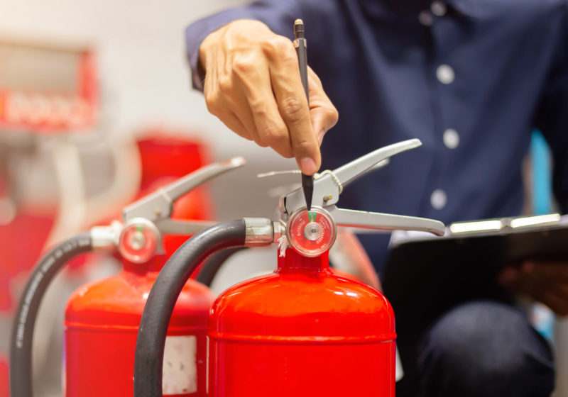 Для ответственных должностных лиц, занимающих должности главных специалистов технического и производственного профиля, должностных лиц, исполняющих их обязанности, на объектах защиты, предназначенных для проживания или временного пребывания 50 и более человек одновременно (за исключением многоэтажных жилых домов), объектов защиты, отнесенных к категориям повышенной врывопожароопасности, взрывопожароопасности, пожароопасности