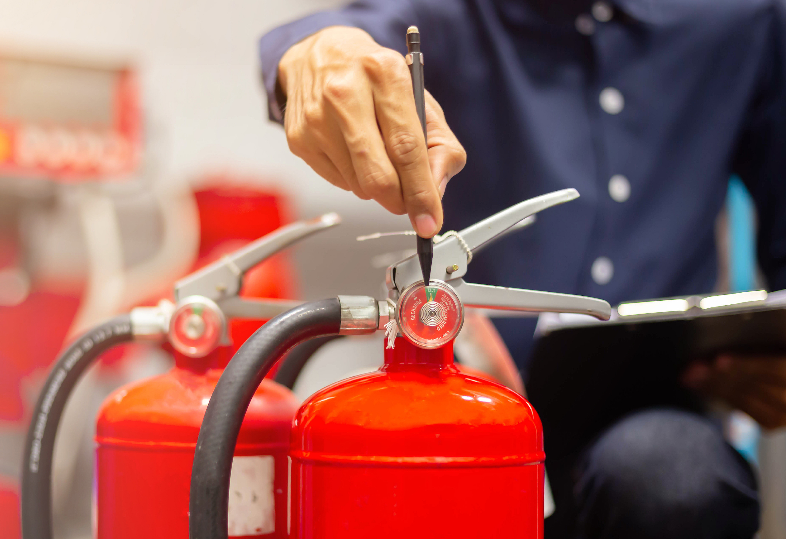 Для ответственных должностных лиц, занимающих должности главных специалистов технического и производственного профиля, должностных лиц, исполняющих их обязанности, на объектах защиты, предназначенных для проживания или временного пребывания 50 и более человек одновременно (за исключением многоэтажных жилых домов), объектов защиты, отнесенных к категориям повышенной врывопожароопасности, взрывопожароопасности, пожароопасности